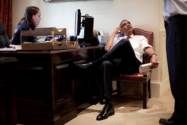 President_Barack_Obama_listens_to_Senior_Advisor_David_Axelrod_in_the_outer_Oval_Office_on_June_26,_2009