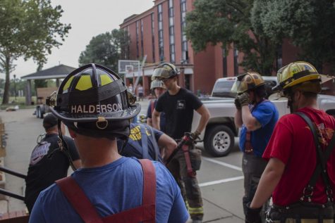 Participants and instructors gather to go over breaking through locks and doors. 