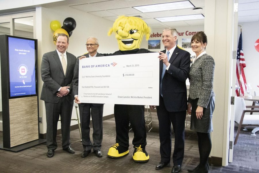 Business+Dean+Ananda+Desai+and+WSU+Foundation+President+Elizabeth+King+pose+for+a+photo+during+the+announcement+of+a+%24250%2C000+grant+from+Bank+of+America+Monday.