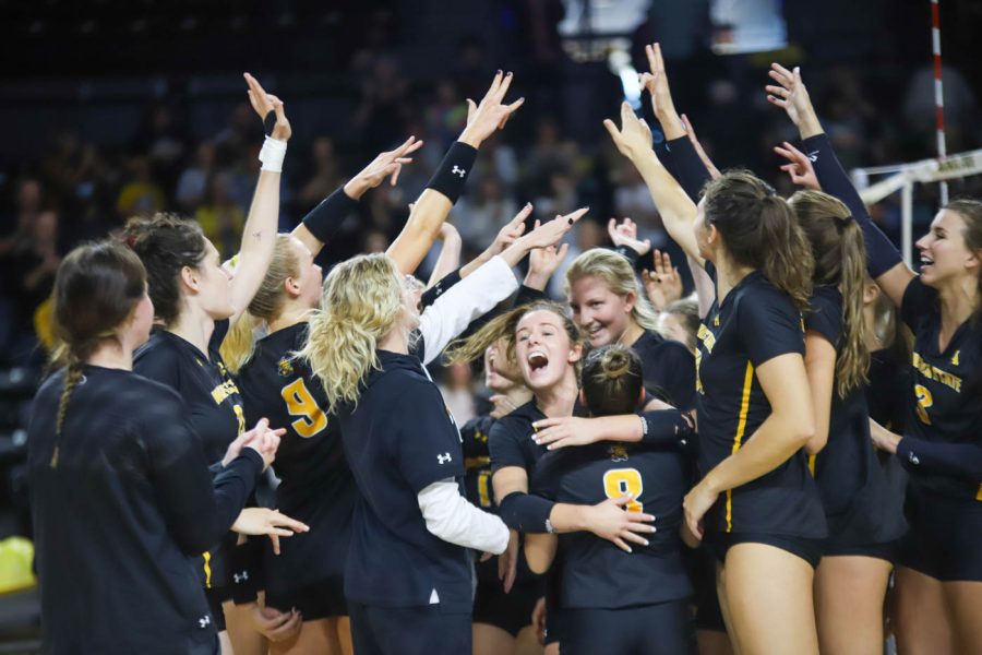 The+Shocker+volleyball+team+celebrates+their+come-from-behind+win+against+Cincinnati+on+Oct.+17+inside+Charles+Koch+Arena.