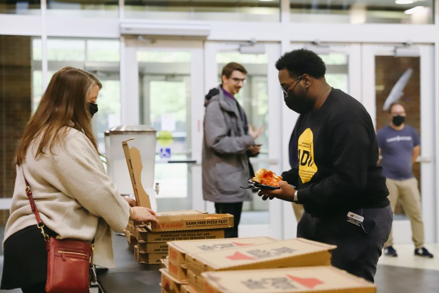 Junior Zachary James gets pizza during Pizza with the President on Oct 27 in the RSC.
