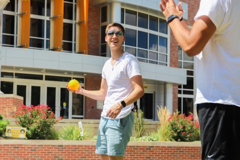 Aaron Fater plays spikeball in front of the RSC on the first day of school. WSU students came back to campus for the fall 2022 semester on Aug. 22.