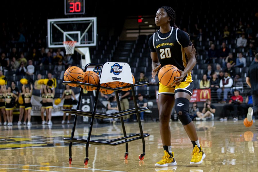 Sophomore+guard+Shamaryah+Duncan+prepares+to+shoot+a+3-pointer+during+the+3-point+contest+on+Oct.+27+during+Shocker+Madness.+Duncan+only+appeared+in+one+round+after+she+fell+to+Curtessia+Dean+11-10.