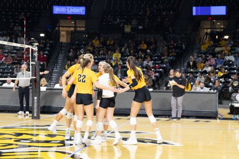 The volleyball team celebrates their three point lead after losing the second set against Cincinnati on Nov. 21. 