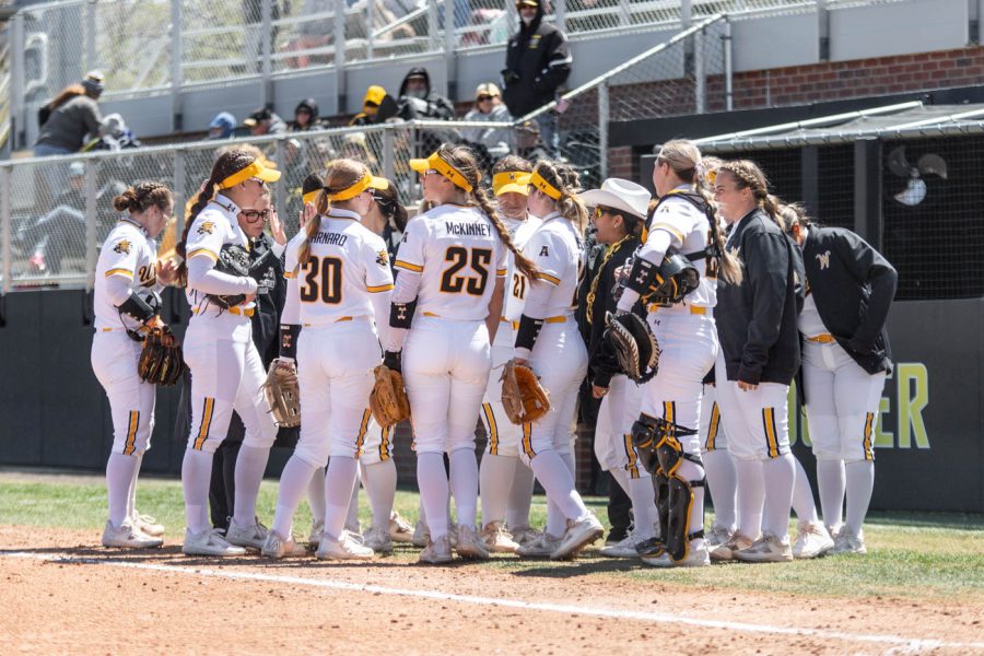 After Houston grounded out and struck out twice, Shockers gather before transitioning to the bottom of the inning.