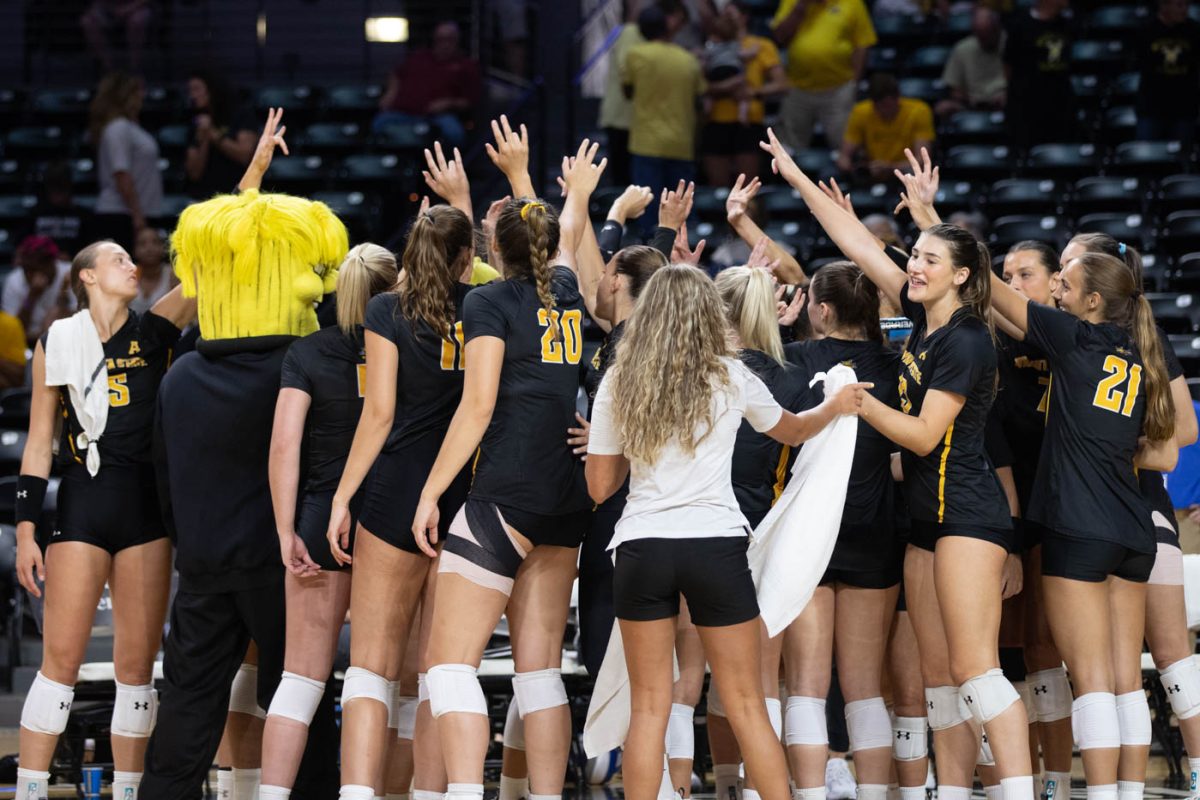 At+the+end+of+the+fourth+set%2C+the+Wichita+State+Shockers+huddle+together+momentarily.+The+volleyball+team+won+against+the+Sooners+in+their+first+match+since+2012+on+Aug.+17.
