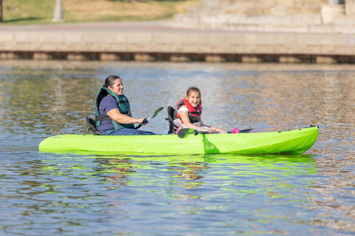 Mother Lili Solorzano and daughter Alice kayak in the river during Smores and Oars on Aug. 30. The event was hosted at Boats & Bikes, where the rowing team practices throughout the year.