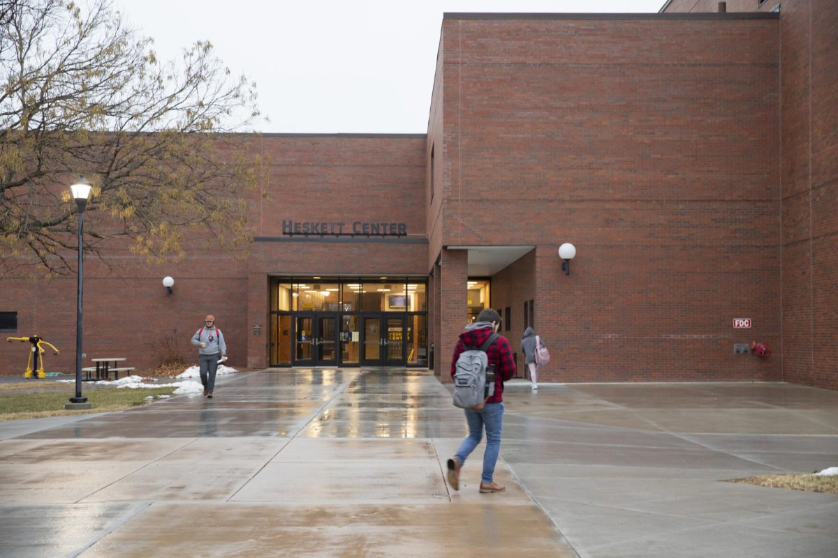 Students walk to and from the Heskett Center on Jan. 24. 
