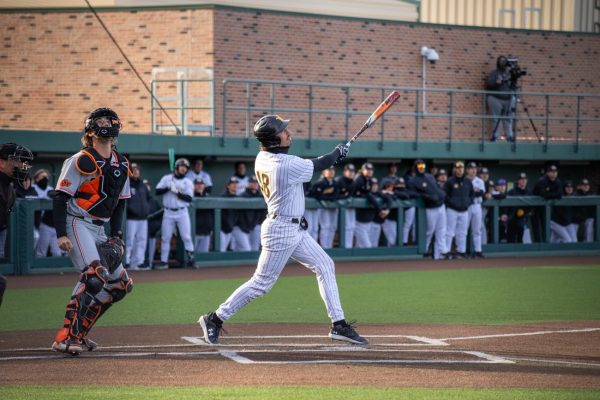 Baseball bounces back from loss, advances to AAC title game